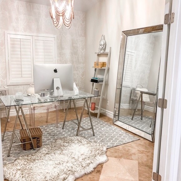 Meet your Posher, Jennifer - Picture 1 of 1